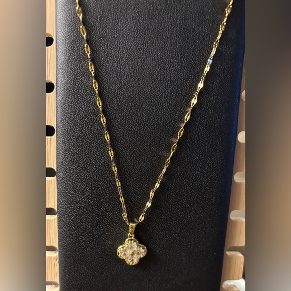 Elegant Gold Flower Pendant Necklace - Picture 3 of 4